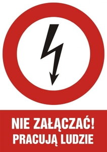 Tablica elektryczna Nie załączać! pracują ludzie